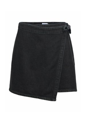 Mini-jupe en denim noir style cache-cœur avec détail noué sur le côté et coutures visibles le long de l'ourlet et de la ceinture.