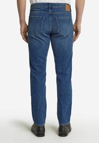 Mörkblå denimjeans med rak passform, som har två bakfickor, sömnadsdetaljer och en läderpanel på midjan.
