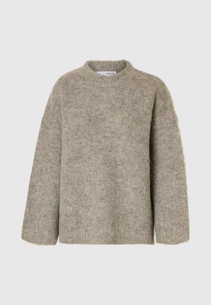 Pull en tricot surdimensionné couleur marron clair, fabriqué en matériau doux, avec un col ras du cou et des épaules tombantes. Présente une finition texturée et des manches longues.