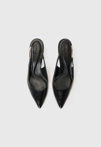 Musta nahkainen slingback-kengät, joissa on terävä kärki, sileä pinta, avoimet sivut ja kultainen yksityiskohta kantapään lähellä.