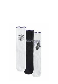 Tre calzini a coste con punte ruffle viola; due bianchi con disegni neri e grigi, uno nero con "WEDNESDAY" in testo bianco.