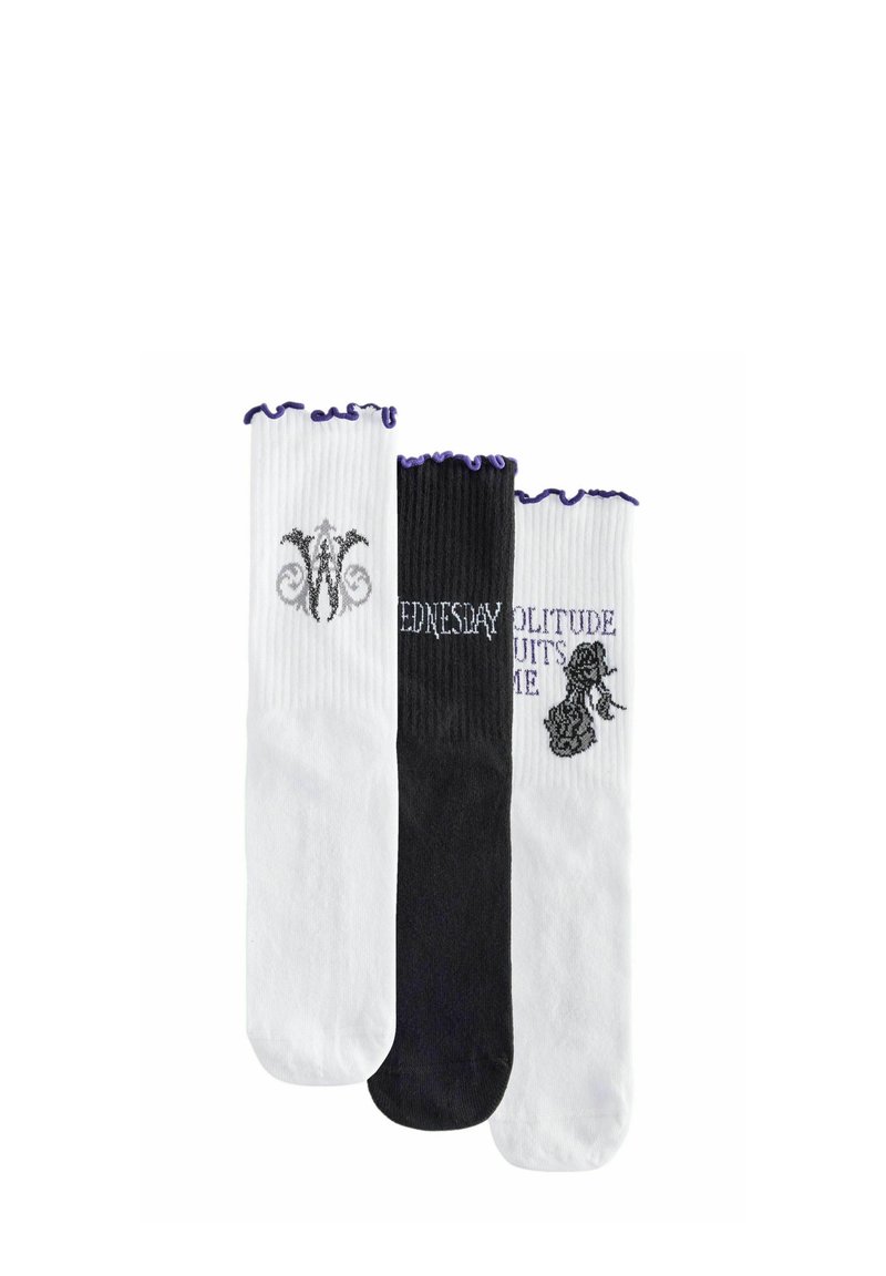 Tre calzini a coste con punte ruffle viola; due bianchi con disegni neri e grigi, uno nero con "WEDNESDAY" in testo bianco.
