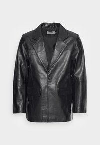 Černá kožená blazer s klopovým límcem, jedním knoflíkovým zapínáním, dvěma předními kapsami a hladkým povrchem.