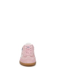 Sneaker in suede rosa con lacci frontali, dettagli bianchi e suola in gomma texture. Presenta un design minimalista e una forma della punta arrotondata.