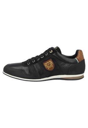 Schwarzer Leder- und Velours-Herrensneaker mit braunem Fersenpatch, Logoemblem an der Seite und weißer Sohle mit feinem beigem Streifen.