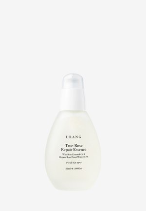 Essence parfumée à la rose dans une bouteille en verre givré, forme arrondie, distributeur à pompe blanche, étiquette en texte noir, capacité de 50 ml.