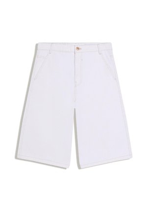 Shorts blancs arrivant aux genoux avec poches avant, passants pour ceinture et fermeture à bouton marron à la taille.