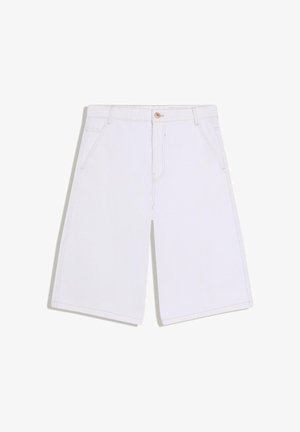 Shorts blancs arrivant aux genoux avec poches avant, passants pour ceinture et fermeture à bouton marron à la taille.