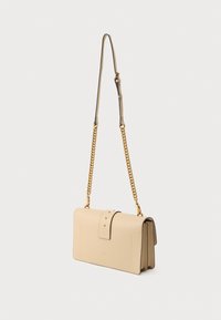 Μπεζ δερμάτινη τσάντα χειρός με επίπεδο ορθογώνιο σχήμα, χρυσή αλυσίδα ιμάντα, κούμπωμα με πατητό κούμπωμα και διακοσμητικά καρφιά στο καπάκι.