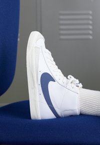 Unselected, white/diffused blue/sail