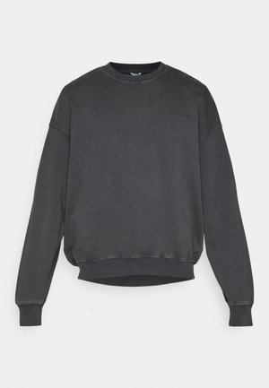 Mørkegrå sweatshirt med rund hals, lav skuldersøm og ribbede mansjetter. Har et subtilt logo på forsiden, glatt tekstur.