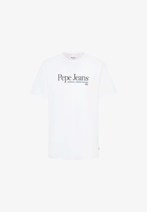 Bela kratka majica s kratkimi rokavi, ki ima v mešanici mornarsko modre in rdeče barve napis "Pepe Jeans". Ima okroglo ovratnik in je narejena iz mehkega bombažnega materiala.