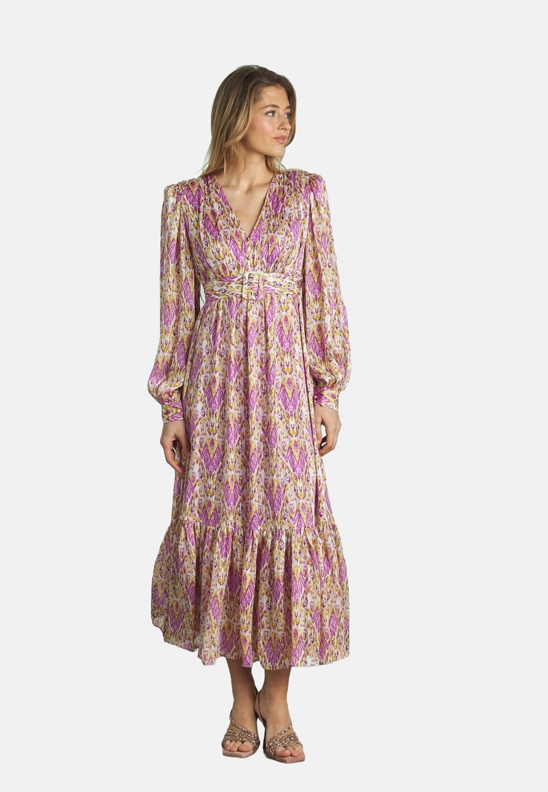 Das florale Maxikleid verfügt über einen V-Ausschnitt, lange Puffärmel, eine taillierte Taille mit einem gerafften Gürtel und einen gesmokten Saum in rosa, gelb und cremefarbenen Mustern.