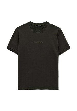 Ciemnozielony t-shirt z krótkim rękawem i okrągłym dekoltem, z subtelnym napisem "OWN YOUR PATH" na środku klatki piersiowej.