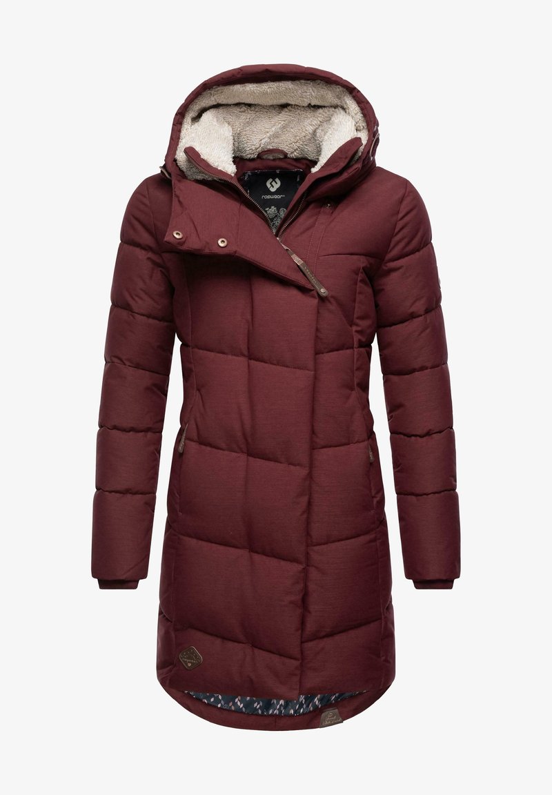 Bordo puffer plašč z kapuco, prešita zasnova, teksturirana notranja obloga in sprednja zadrga; vključuje naklonjeni žep na prsih in logo akcent.