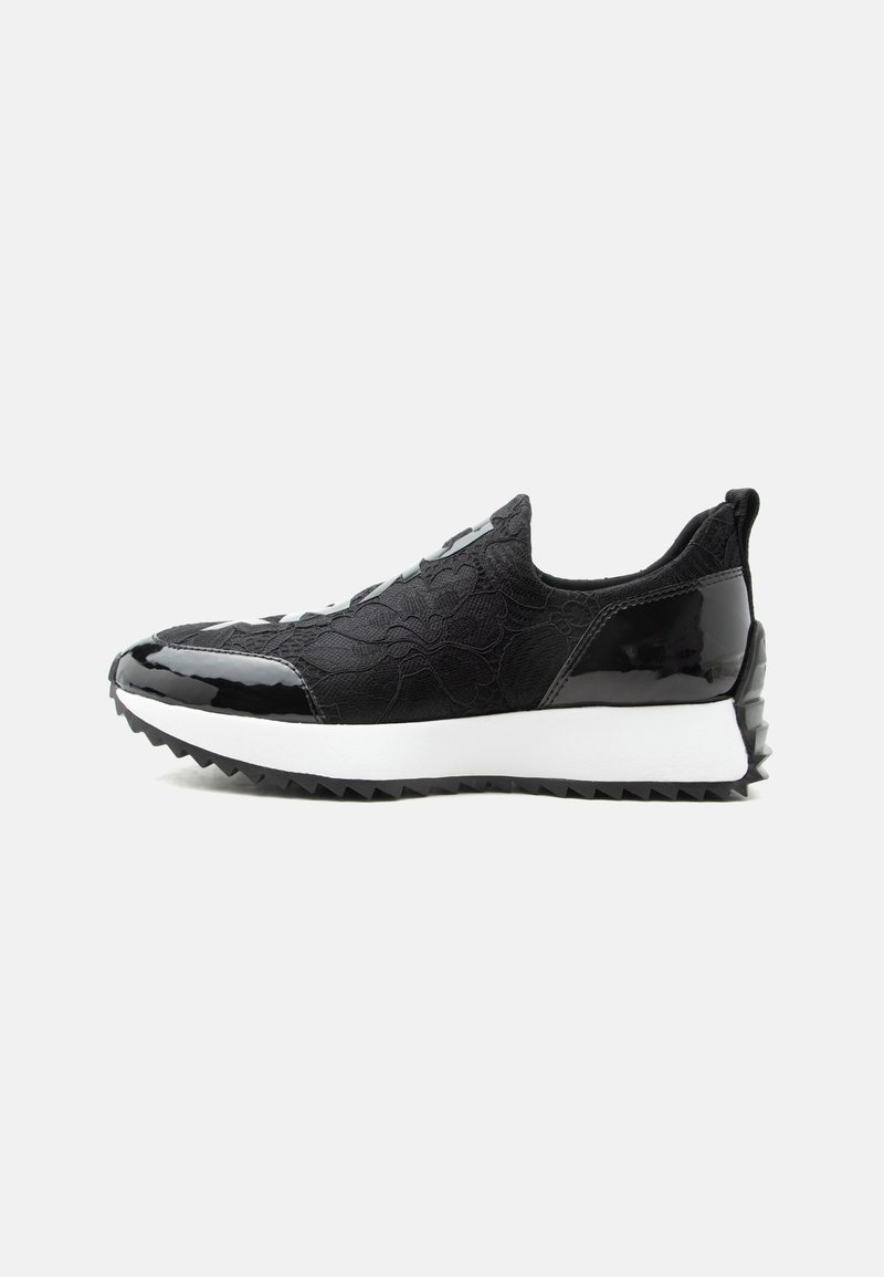 Baskets slip-on noires en tissu texturé, accents brillants au niveau des orteils et du talon, semelle intermédiaire blanche et semelle extérieure noire dentelée, vues de côté.