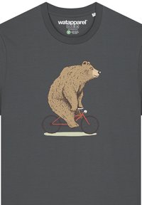 Grijze t-shirt met een afbeelding van een beer die op een rode fiets rijdt. Het ontwerp bevat gedetailleerde vachttextuur en fietscomponenten.