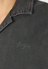 Denim Project LOOSE FIT SHORT SLEEVE DENIM  - Ing - gray wash