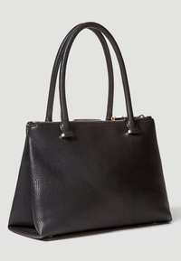 Bolso de mano de cuero negro con superficie texturizada, dos asas robustas y cierre de cremallera, que presenta una forma estructurada y una base plana.