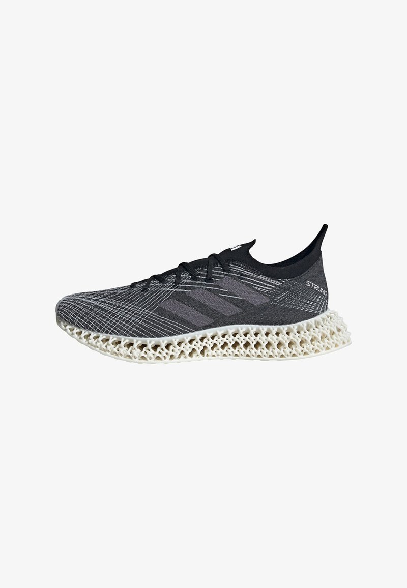 Baskets de sport noires et grises avec une tige en tricot, des motifs texturés et un design de semelle intermédiaire en treillis blanc distinctif.
