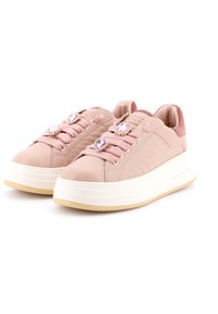 Sneakers platform rosa con tomaia in pelle liscia, lacci elastici e dettagli in gioiello. La suola è bianca con un fondo texturizzato.