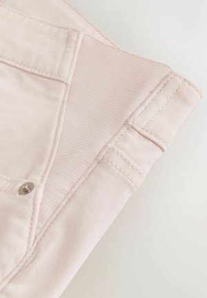 Tissu en denim rose clair avec une texture lisse, doté d'un bouton en métal et de coutures contrastantes. Le design comprend un détail de revers plié.