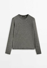 Pull gris en maille à manches longues avec col rond et poignets et ourlet côtelés, posé à plat sur fond blanc.