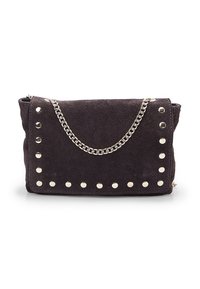 Clutch bag in suede nero con accenti di borchie argentate e una tracolla a catena argentata. Forma rettangolare con chiusura a zip superiore.