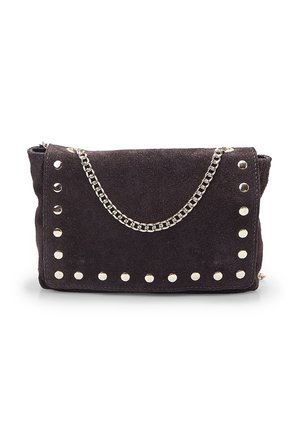 Zwarte suède clutch tas met zilveren studs en een zilveren ketting schouderband. Rechthoekige vorm met een ritssluiting aan de bovenkant.