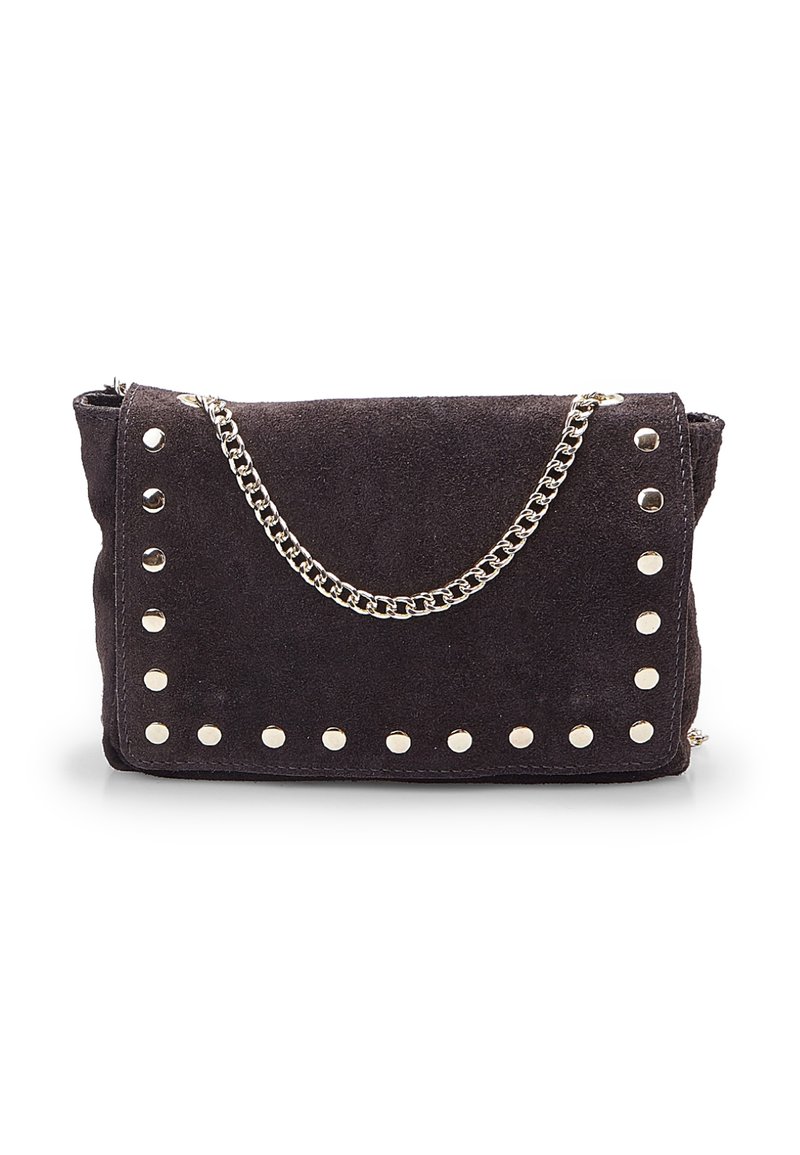 Clutch bag in suede nero con accenti di borchie argentate e una tracolla a catena argentata. Forma rettangolare con chiusura a zip superiore.
