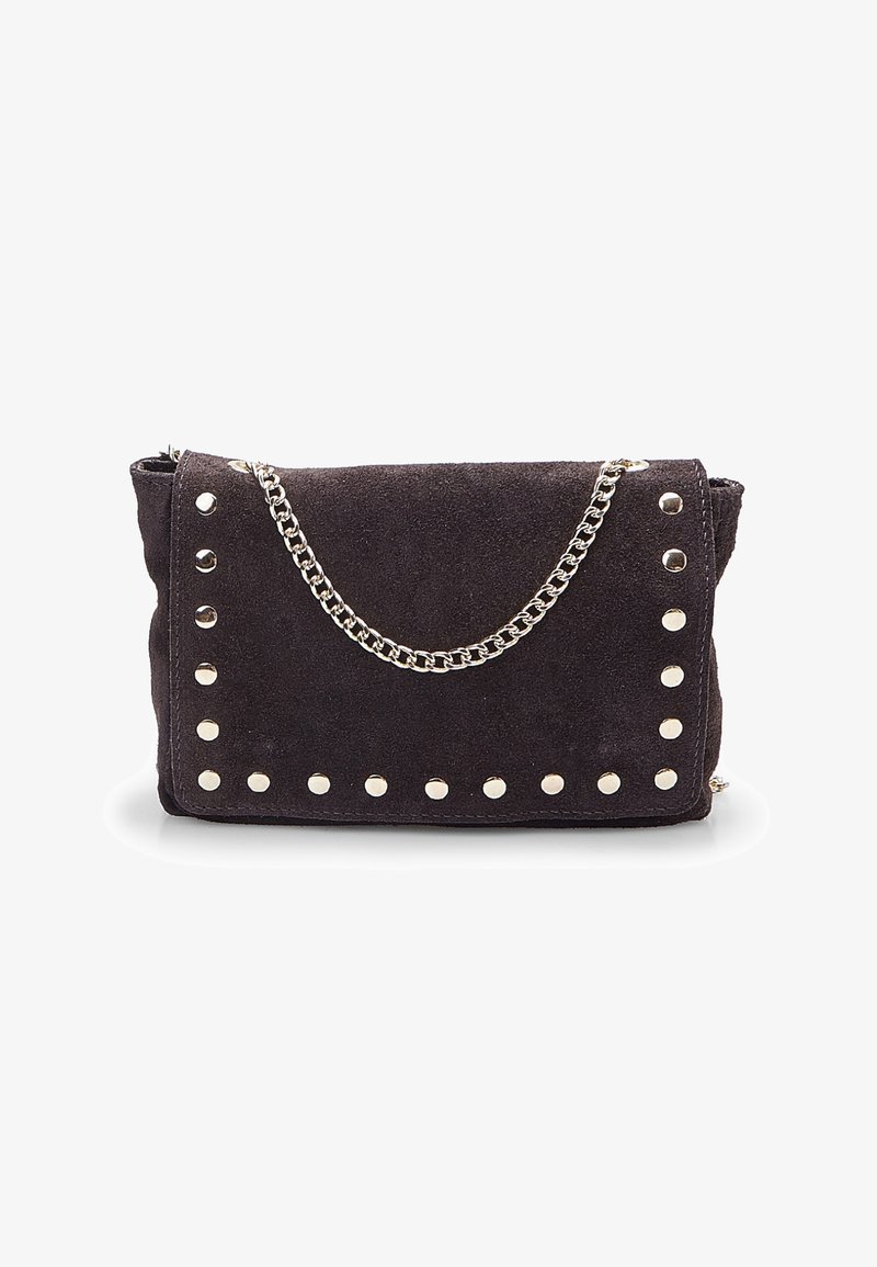 Clutch bag in suede nero con accenti di borchie argentate e una tracolla a catena argentata. Forma rettangolare con chiusura a zip superiore.