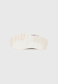 Semelle de chaussure blanche en caoutchouc texturé avec des motifs rectangulaires et hexagonaux pour une meilleure adhérence. Un design épuré et minimal.