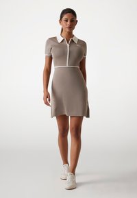 Guess FIT AND FLARE MINI  - Dnevna haljina - lichtbruin