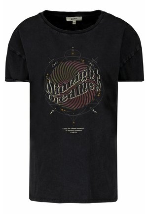 Sort bomulds-t-shirt med et spiralgrafisk design i rødt, grønt og guldtekst, der lyder "Midnight Dreamer" med yderligere tekst nedenunder.