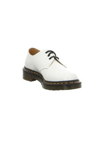 Chaussure oxford en cuir verni blanc avec des lacets noirs, des coutures jaunes et une épaisse semelle en caoutchouc noire. Fini lisse et brillant.