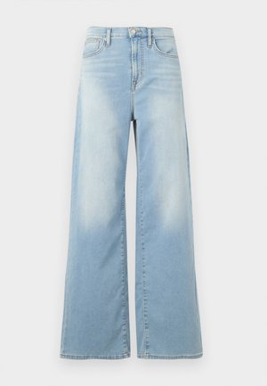 Φαρδιά τζιν παντελόνια ανοιχτού γαλάζιου χρώματος με ψηλή μέση, μπροστινό κουμπί και τσέπες, εμφανιζόμενα πάνω σε λευκό φόντο.
