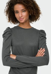 Grå langærmet bluse med ribbet tekstur, samlingsdetaljer på skuldrene, rund halsudskæring, tætsiddende silhuet.