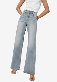 REGULAR FIT -WIDE - Wide Leg - bleach denim