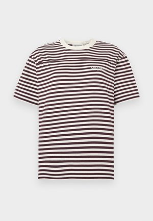 Krótki rękaw z paskami, z naprzemiennymi ciemnobrązowymi i białymi poziomymi liniami oraz małym logo na lewej piersi.