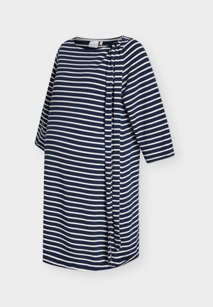 Mornarsko modra in bela obleka za nosečnice s horizontalnimi črtami, s tremi četrtinami rokavi in detajlom s trakom na strani, prikazana na enobarvnem ozadju.