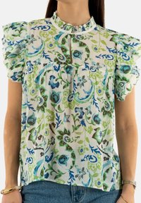 Blumige Bluse mit kurzen Rüschensäumen, die blaue und grüne Muster auf einem hellen Hintergrund zeigt, runder Ausschnitt und leichtes Material.