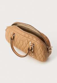 Geantă de umăr cappuccino matlasată cu accesorii din aur, două mânere și închidere cu fermoar. Interiorul are un căptușeală cu model logo.