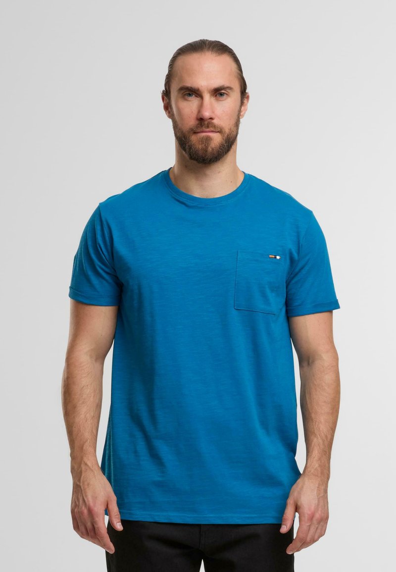 Blaues T-Shirt mit kurzen Ärmeln und rundem Ausschnitt, aus weichem Material gefertigt, mit einer linken Brusttasche und dekorativem Streifendetail.