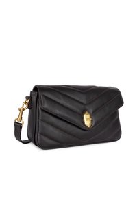 Sac à main en cuir noir avec un motif en chevron, quincaillerie dorée et une bandoulière. Il dispose d'une fermeture à rabat magnétique et d'une surface texturée.