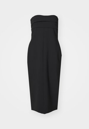 Crna haljina bez naramenica s pripijenim korpusom, naboranim detaljima i ravnim krojem. Izrađena je od glatkog materijala bez vidljivih uzoraka ili akcenta.