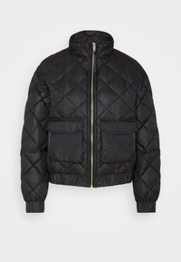 Czarna pikowana puchowa kurtka z wysokim kołnierzem, zamkiem błyskawicznym z przodu, dwoma dużymi kieszeniami i ściągaczami przy mankietach. Gładki materiał o błyszczącym wykończeniu.