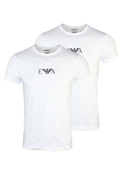 T-shirts blancs à col ras du cou avec des manches courtes, ornés d'un logo bleu marine sur la poitrine, fabriqués dans un tissu lisse et léger. Deux t-shirts présentés.