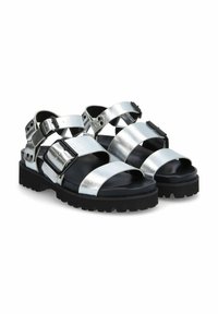 Infradito metallici argento con cinturini larghi e suole nere. Presentano fibbie regolabili e dettagli testurizzati sui cinturini.