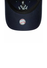 Marineblaues Baseball-Cap mit einem schwarzen Schirm, das einen kreisförmigen MLB-Aufkleber zeigt, der einen Baseball auf der Unterseite des Schirms darstellt.