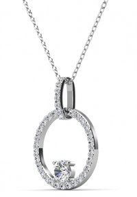 Collana d'argento con un pendente circolare, un diamante centrale e piccole pietre trasparenti circostanti, texture liscia e finitura lucida.